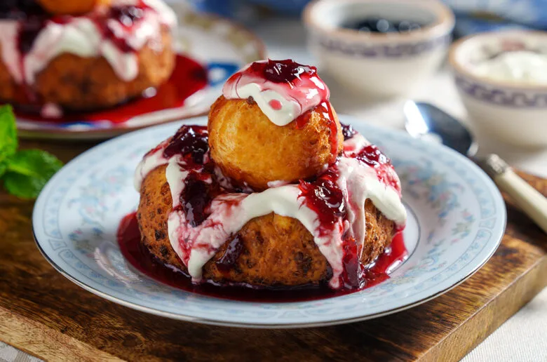 Papanasi pufosi cu branza de vaci