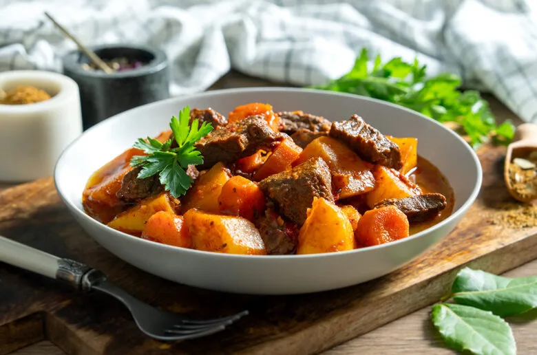 Gulas de vita cu cartofi, cea mai buna mancare de toamna!